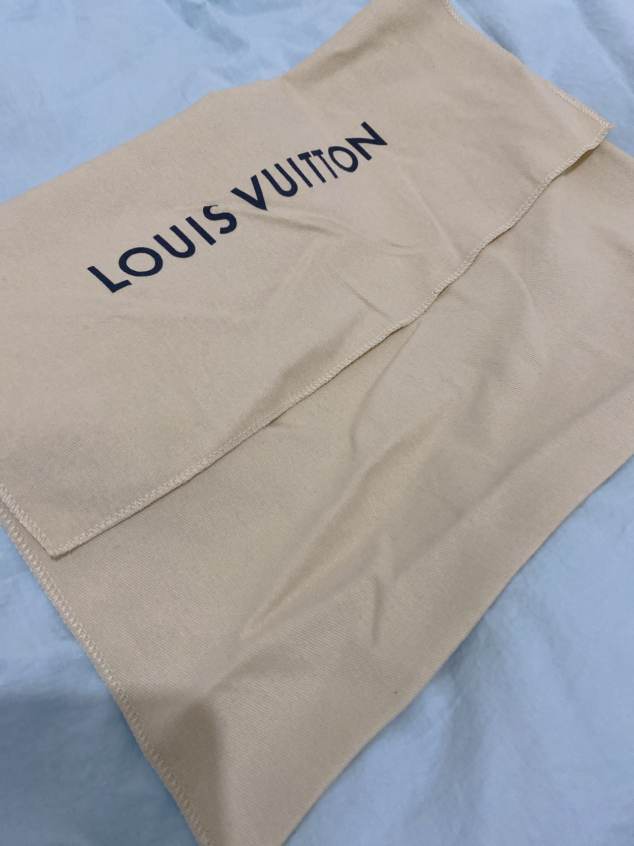 LV最新防塵袋，時尚界的秘密武器，保護你的珍貴物品不受塵埃侵?jǐn)_??