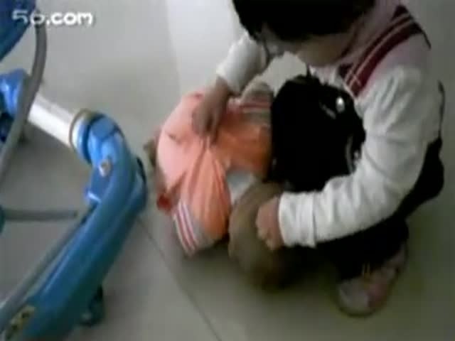 狂虐嬰兒視頻引發(fā)社會憤怒，道德和法律界限不可逾越