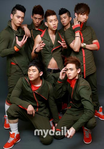 韓國2PM組合最新動態(tài)，小巷音樂風暴與隱藏小店探秘