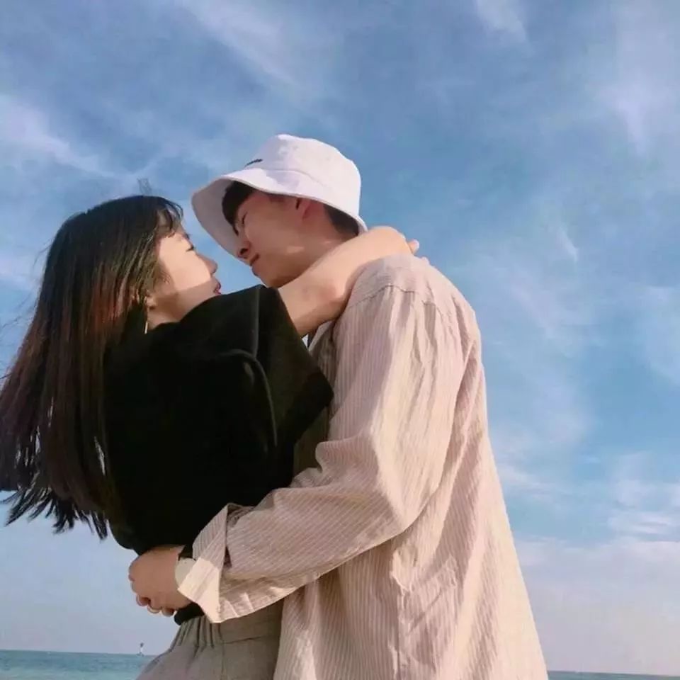 自然美景中的浪漫情侶頭像之旅，最新帥氣情侶頭像精選