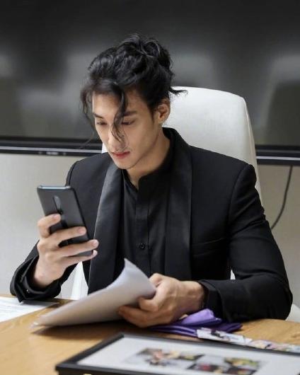 張演員男的舞臺與熒屏之旅，學(xué)習(xí)成長與自信光芒的展現(xiàn)