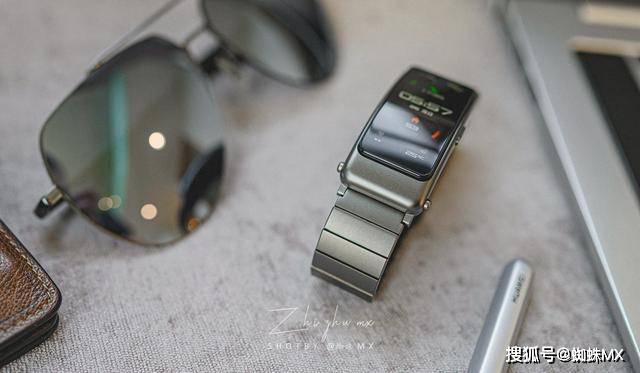 華為最新款手環(huán)，愛(ài)的日常，溫馨的陪伴紐帶