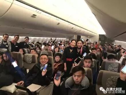 藍航空姐王靜新篇章，翱翔天際的溫暖使者，展現(xiàn)職業(yè)風(fēng)采與愛心傳遞