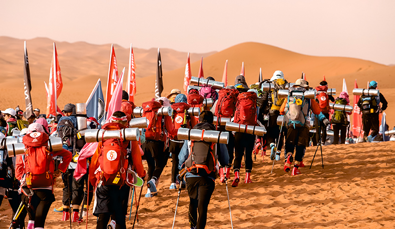 沙海競速，沙漠比賽中的歡樂與同伴時光