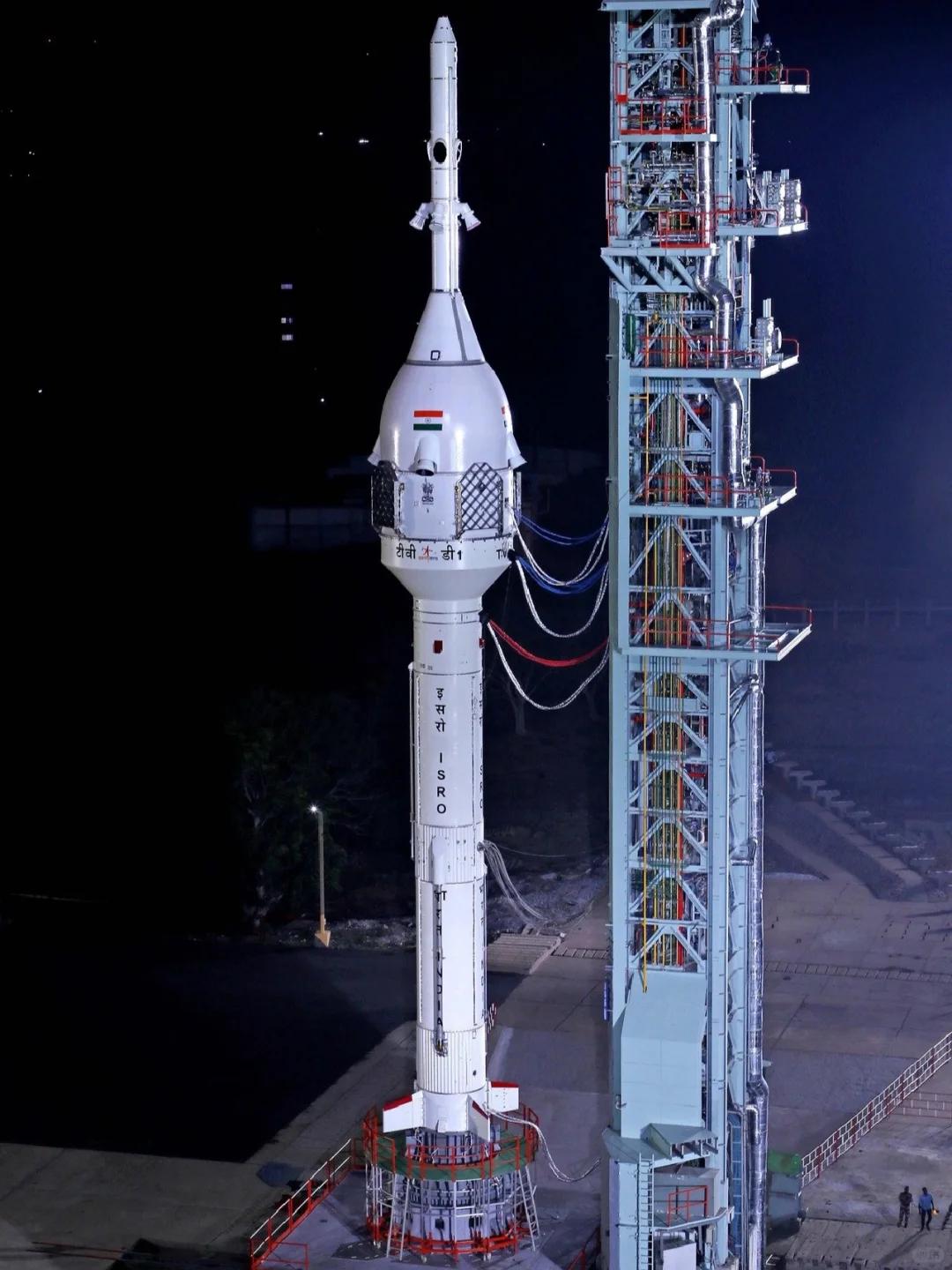 最新衛(wèi)星火箭，雙刃劍效應下的發(fā)展觀點解析