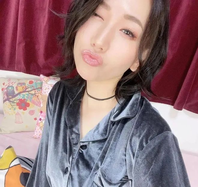 小巷深處的浪漫邂逅，佐山愛在愛情電影網(wǎng)中的故事