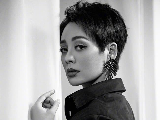 成旭演員，科技之光下的生活重塑者