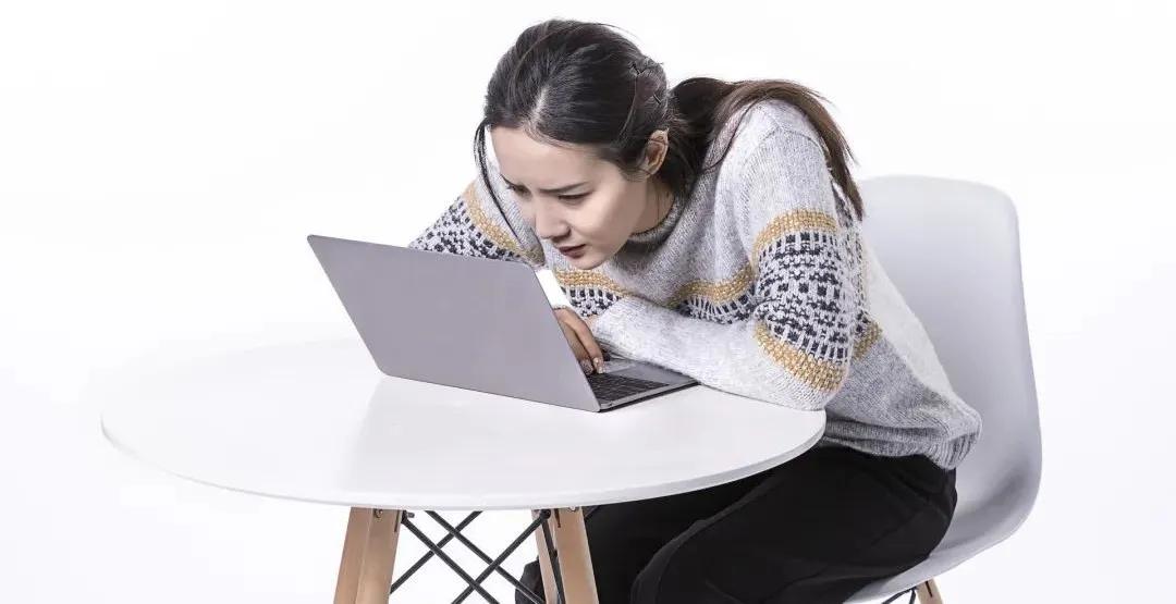 駝背男明星的人生舞臺，身體特征與星光熠熠的輝煌探索