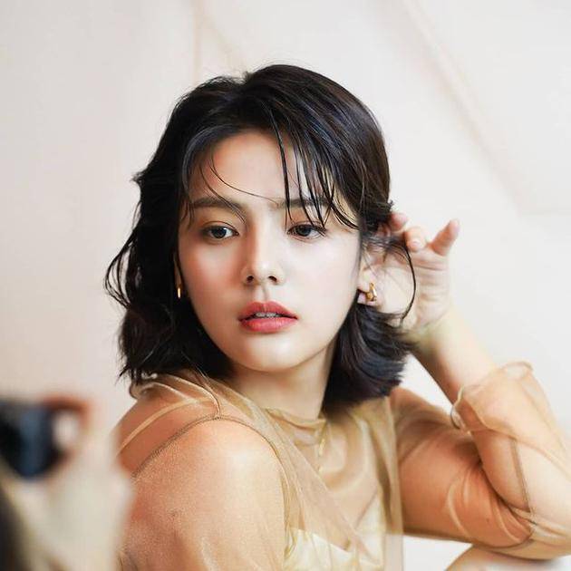 韓國年輕女演員引領(lǐng)科技潮流，未來高科技產(chǎn)品的魅力展示