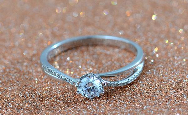 小巷深處的珠寶秘境之旅，探尋結(jié)婚鉆戒的價(jià)格