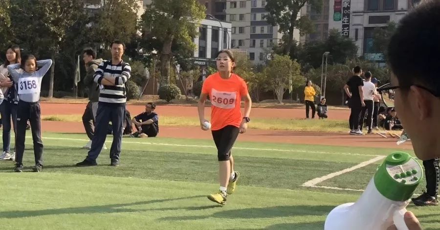 小蝸牛的田徑夢，綠意盎然賽場上的奇遇之旅