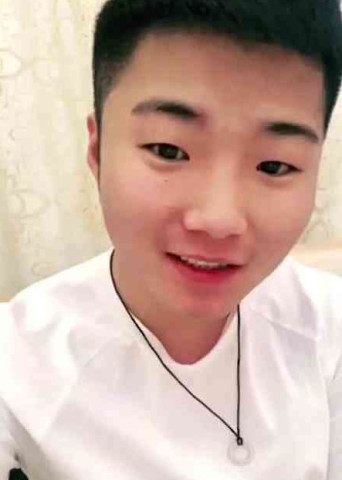 白小白最新時尚活力照片曝光，捕捉魅力瞬間