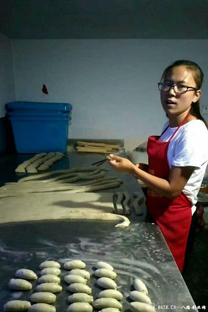 革新烘焙工藝，引領(lǐng)行業(yè)新潮流，最新烤面筋機(jī)亮相！